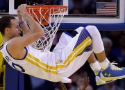 英雄联盟总决赛2025-全明星混战，班凯罗空接暴扣引爆全场，山西男篮篮足双杀火箭队