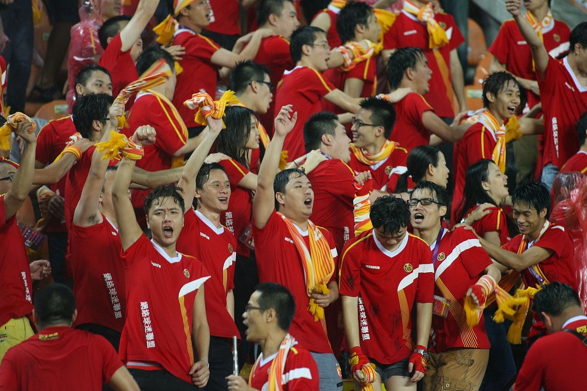 强队巅峰对决，国内足坛焦点纷纷聚集