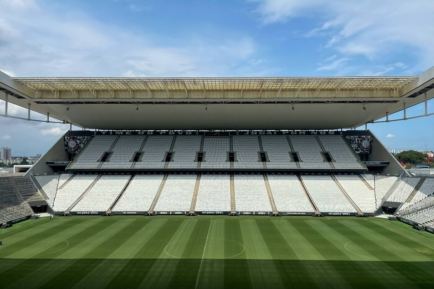 足球竞技场：球队团结一心勇往直前