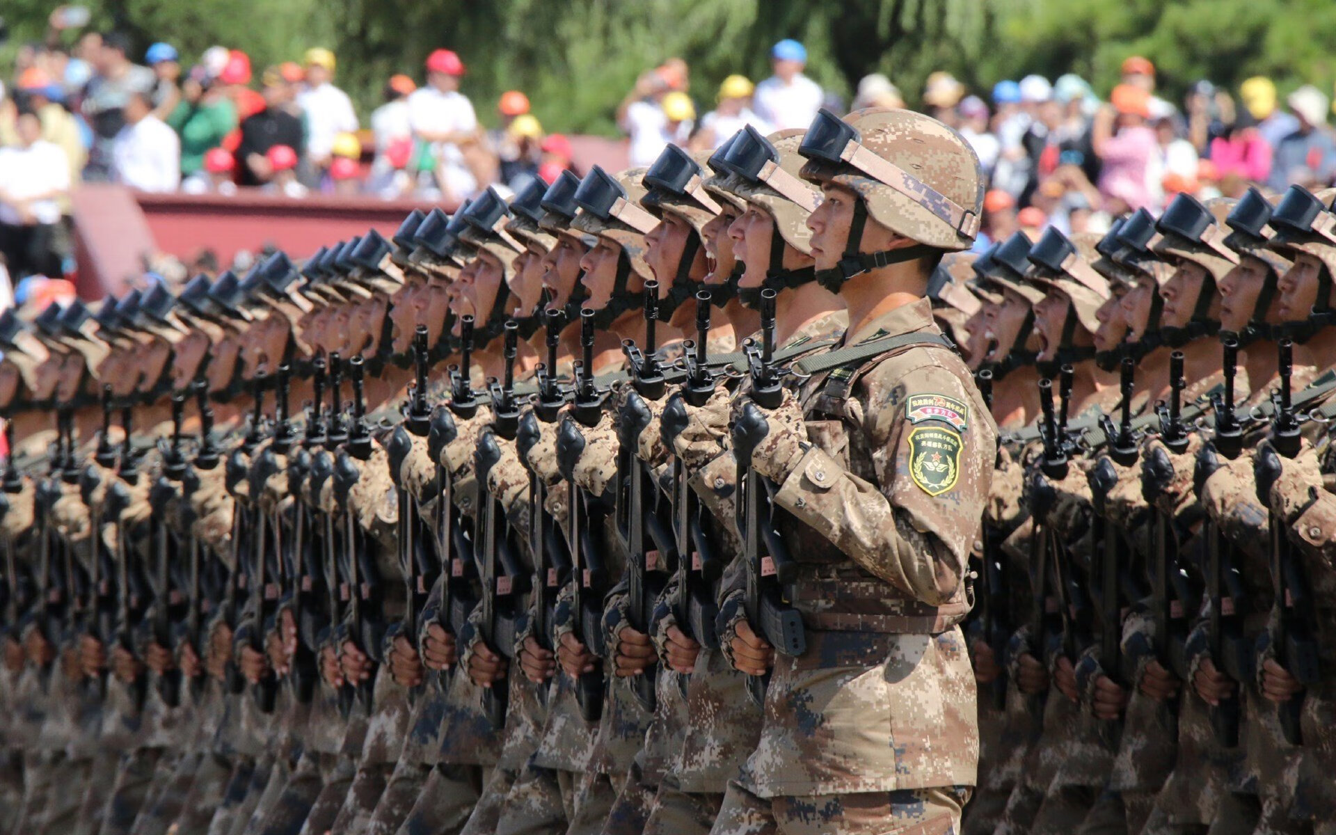 一道黑色闪电，F1揭幕战之夜，孔德用防守艺术封死对手所有路线