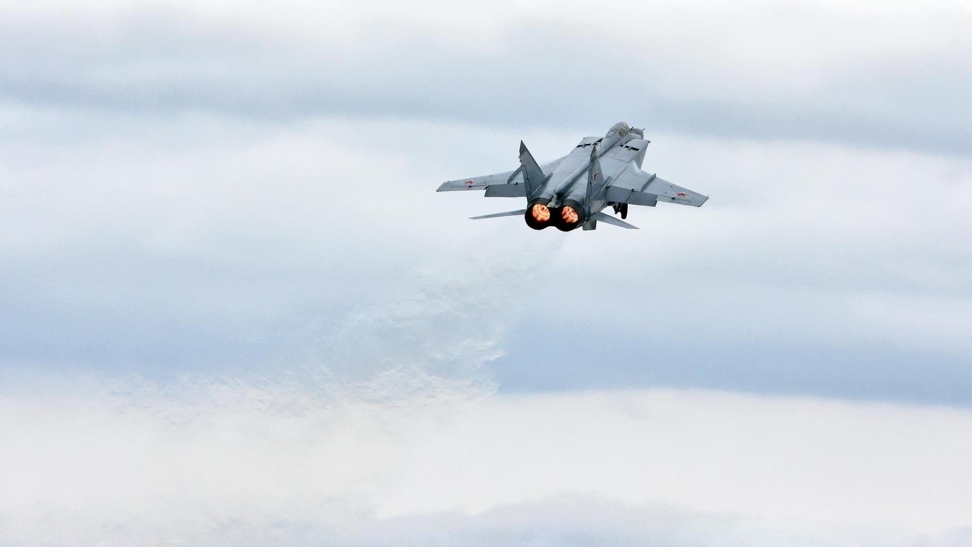 蓝色峡谷 vs 红色狂潮，德罗赞用一记中投冻结高原