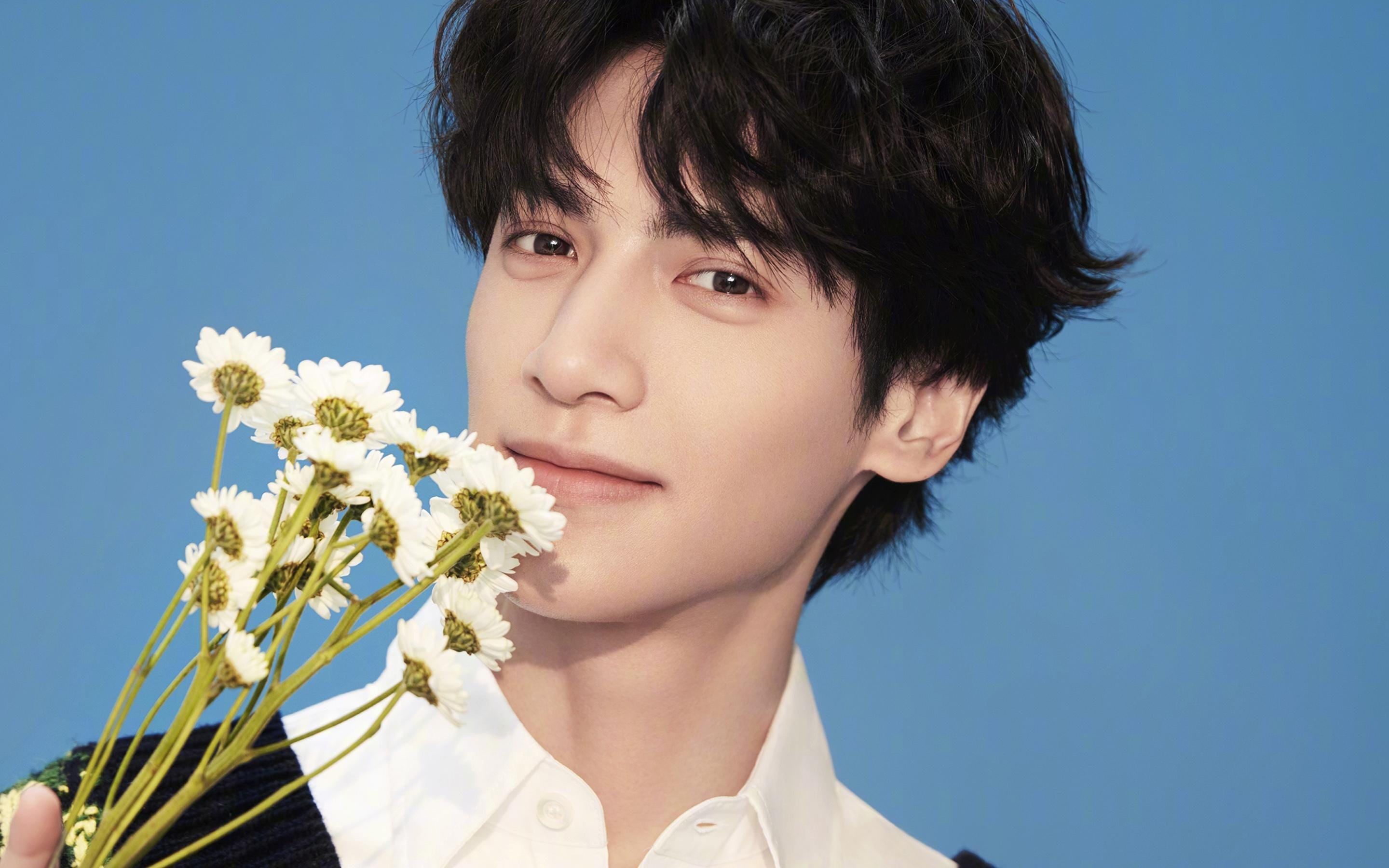 历史的齿轮在此夜咬合,当英超争冠悬念在终场哨响起,字母哥在世界的另一端完成加冕